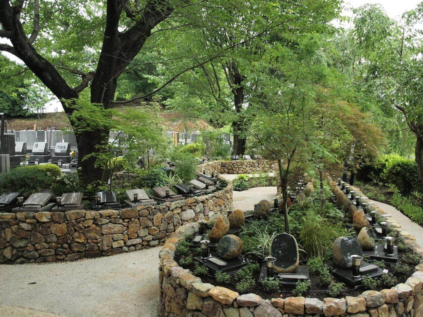 多摩さくら庭苑の庭苑型樹木葬 石積みの園路と夏の植栽