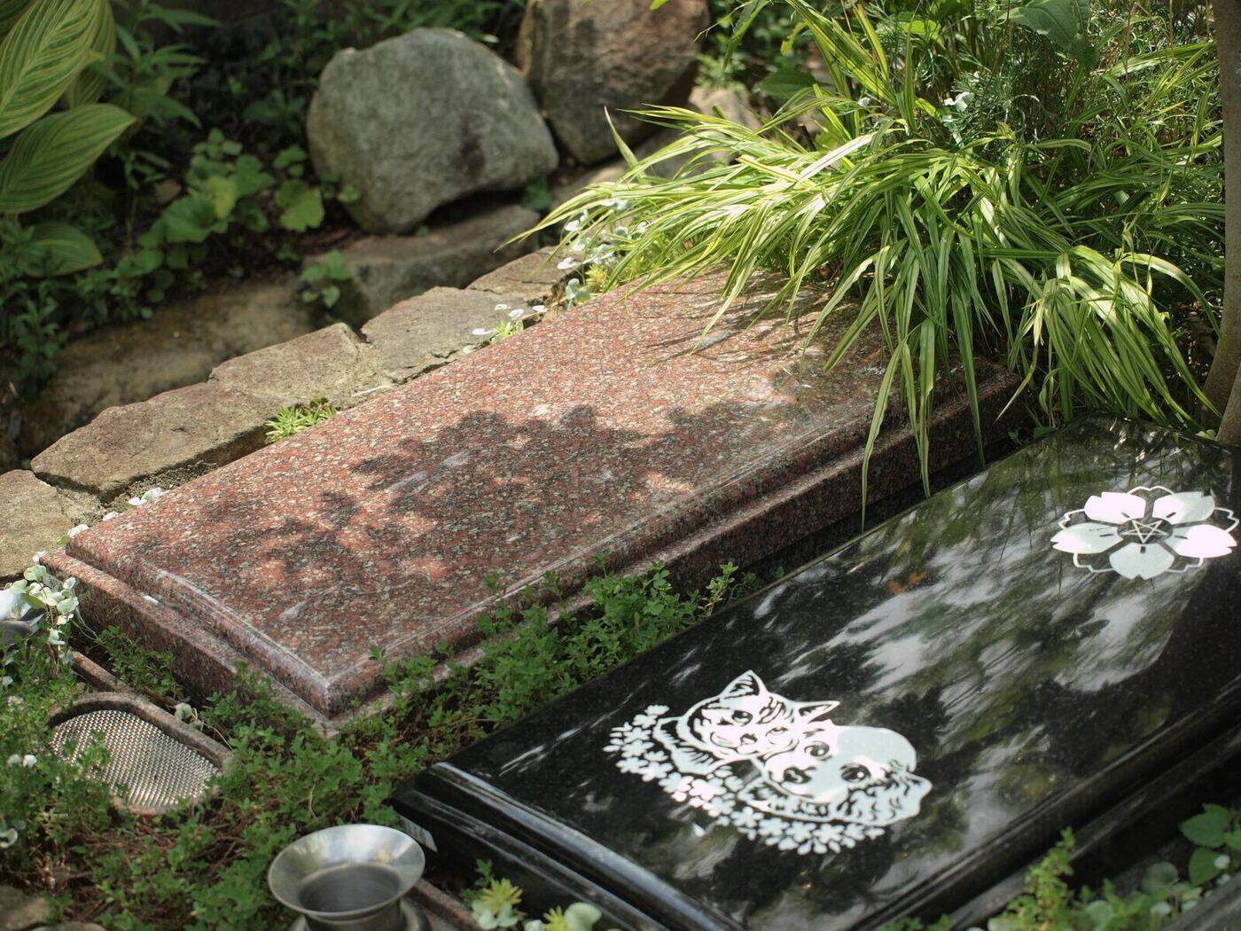 谷中庭苑の樹木葬 猫の彫刻が入った墓碑